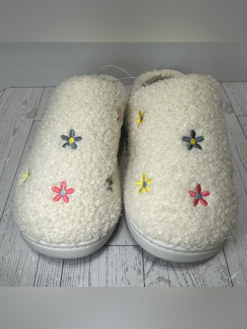 NWT- Mia Cream Floral Embroidered Slippers